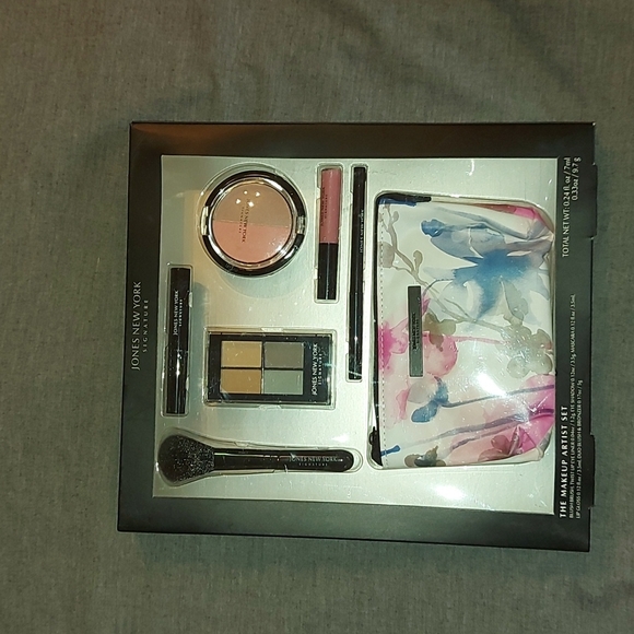 Jones New York Signature - The Makeup Artist Set - Picture 1 of 5